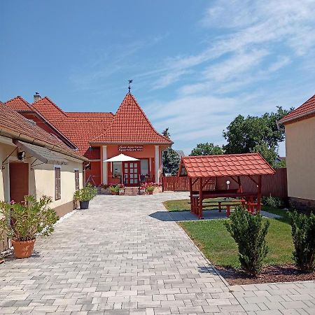 Livia Apartman Bük Екстериор снимка